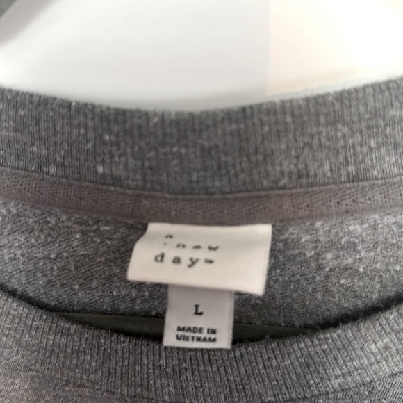 Gray Sweatshirt Bundle 2 Crewneck Sz LG A New Day Ultra Soft FIRM!! - Picture 2 of 3